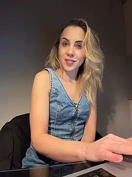 Snapshot of ElenaWhitmore chatting on March 22, 2026, 11:08 pm ElenaWhitmore online show from March 22, 2026, 11:08 pm