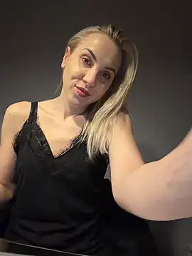 Snapshot of ElenaWhitmore chatting on April 11, 2026, 10:03 pm ElenaWhitmore online show from April 11, 2026, 10:03 pm