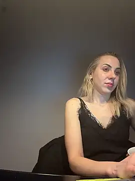 Snapshot of ElenaWhitmore chatting on April 15, 2026, 9:04 pm ElenaWhitmore online show from April 15, 2026, 9:04 pm