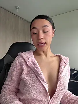 Snapshot of crystal_dlun chatting on February 8, 2026, 3:59 pm crystal dlun online show from February 8, 2026, 3:59 pm