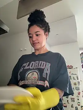 crystal dlun online show from April 19, 2026, 7:05 pm