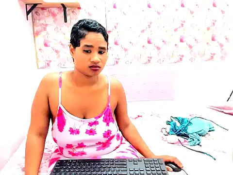 Snapshot of ebonyskylar694u chatting on January 13, 2026, 8:08 am ebonyskylar694u online show from January 13, 2026, 8:08 am