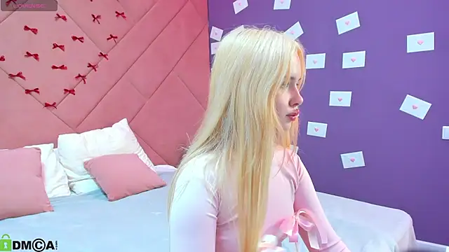 NicoletaCooper online show from February 11, 2026, 2:44 pm