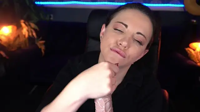 Dafni Monn online show from November 28, 2025, 1:47 pm