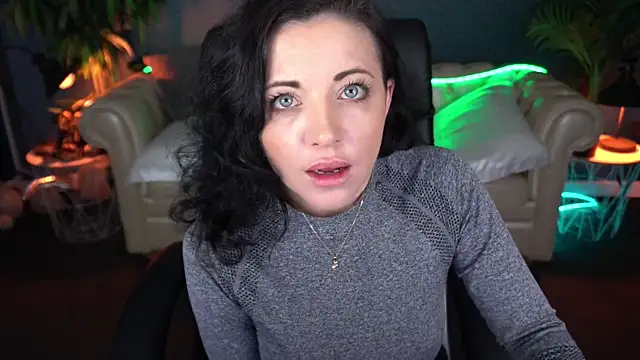 Dafni Monn online show from April 7, 2026, 5:52 am