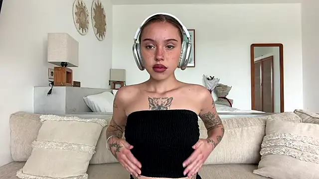 MartinaDeoliveira online show from February 22, 2026, 5:08 am