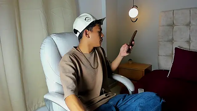 twink royale18 online show from February 23, 2026, 4:26 pm