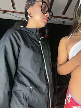 Snapshot of l0lita_emi chatting on April 12, 2026, 8:19 am l0lita emi online show from April 12, 2026, 8:19 am