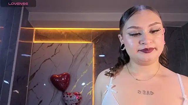 Snapshot of Clhoe_b chatting on February 11, 2026, 8:25 pm Clhoe b online show from February 11, 2026, 8:25 pm