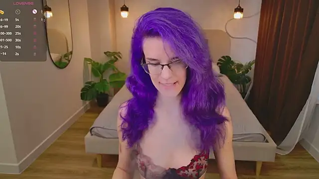 Snapshot of AuraLaunni chatting on July 21, 2026, 7:32 am AuraLaunni online show from July 21, 2026, 7:32 am