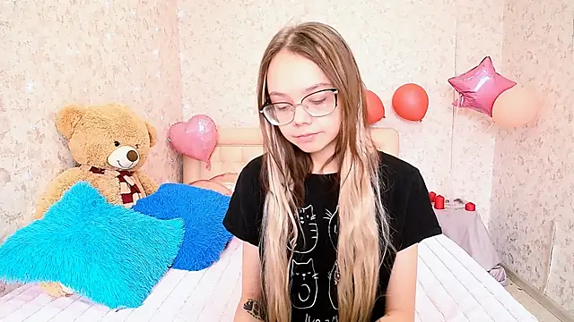 LolliStrawberry online show from March 16, 2026, 2:28 am