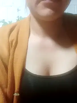 jjennyyy online show from May 18, 2026, 1:06 pm