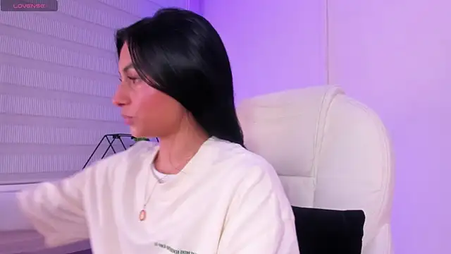 lilith petit  online show from April 17, 2026, 1:47 pm