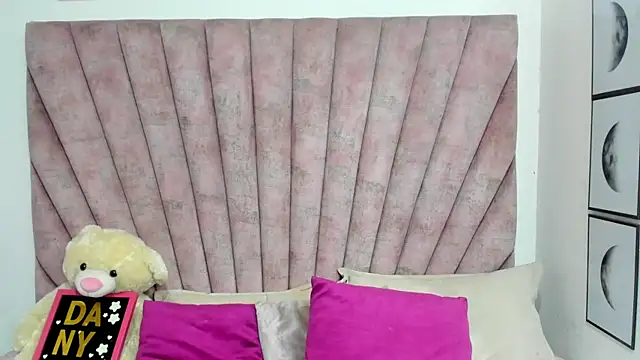 danibellucii  online show from April 21, 2026, 8:09 am