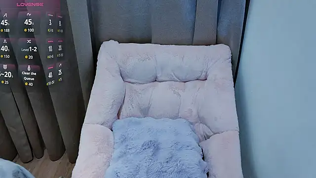 Mia-zhan online show from February 3, 2026, 10:04 pm