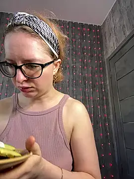 coy girl  online show from April 2, 2026, 12:14 pm