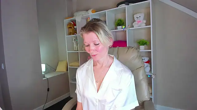 Julie Lucas online show from March 3, 2026, 2:39 am