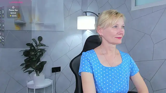 Snapshot of Julie_Lucas chatting on June 3, 2026, 12:24 am Julie Lucas online show from June 3, 2026, 12:24 am
