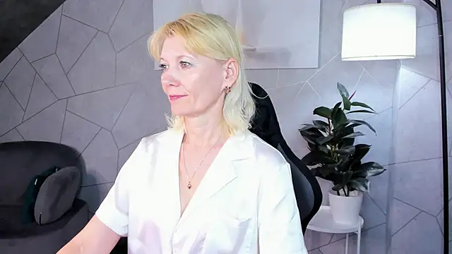 Snapshot of Julie_Lucas chatting on June 4, 2026, 12:05 am Julie Lucas online show from June 4, 2026, 12:05 am