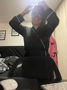 Pretty  Milf online show from May 31, 2026, 7:48 pm