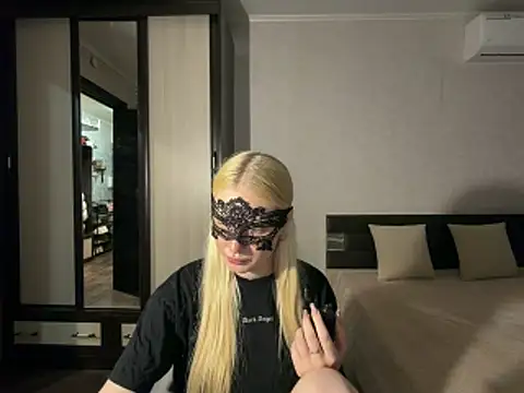 Snapshot of Polly_Skil chatting on February 18, 2026, 4:47 pm Polly Skil online show from February 18, 2026, 4:47 pm