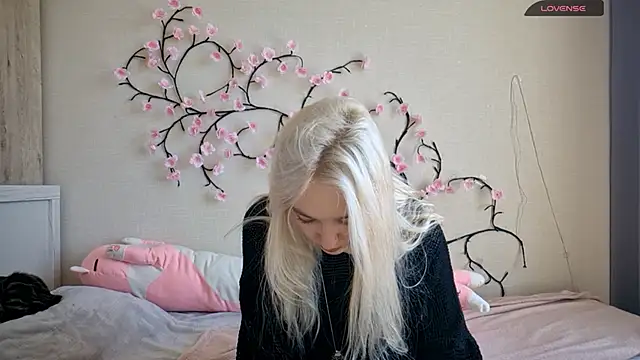 MisaMew online show from April 28, 2026, 9:47 am