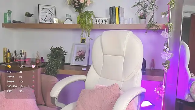 Snapshot of _Lorraine_v chatting on April 23, 2026, 8:33 pm Lorraine v online show from April 23, 2026, 8:33 pm