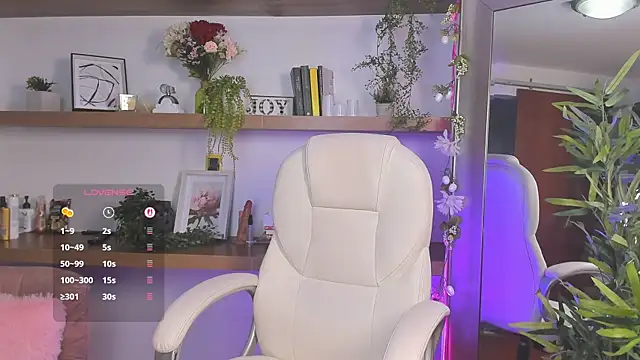 Snapshot of _Lorraine_v chatting on April 27, 2026, 8:29 pm Lorraine v online show from April 27, 2026, 8:29 pm