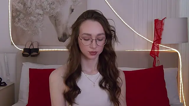 Snapshot of Emily_Simon chatting on April 19, 2026, 5:07 am Emily Simon online show from April 19, 2026, 5:07 am