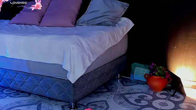 Noaah25  online show from April 5, 2026, 3:36 am