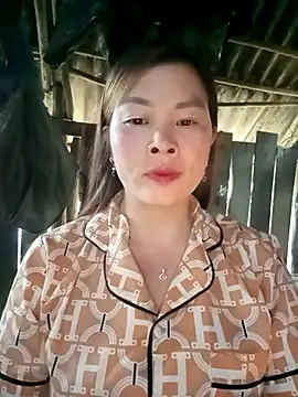 Snapshot of Bling_sexy chatting on February 3, 2026, 8:19 am Bling sexy online show from February 3, 2026, 8:19 am