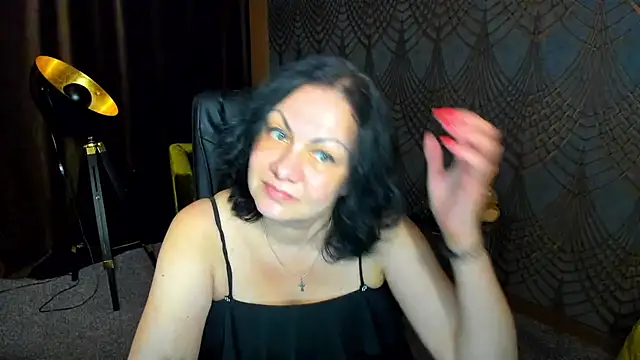 IrissMoon online show from July 5, 2026, 5:42 pm