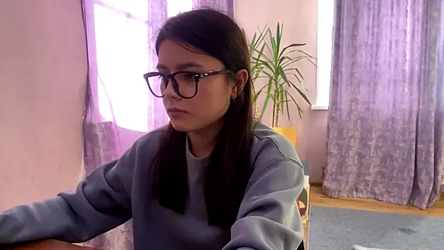 Snapshot of SaintMari chatting on May 1, 2026, 2:43 pm SaintMari online show from May 1, 2026, 2:43 pm