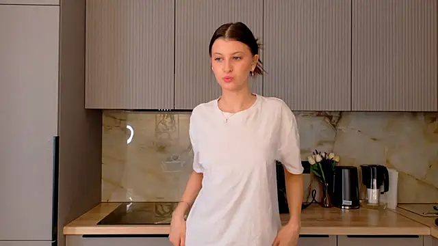 Snapshot of LouiseChavez chatting on February 5, 2026, 5:34 am LouiseChavez online show from February 5, 2026, 5:34 am