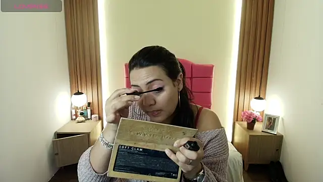 IvonneRoss  online show from April 6, 2026, 11:55 am