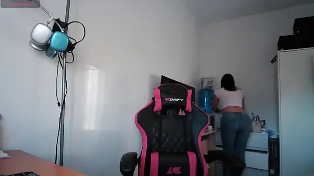 Yulian Milf online show from March 28, 2026, 5:23 pm