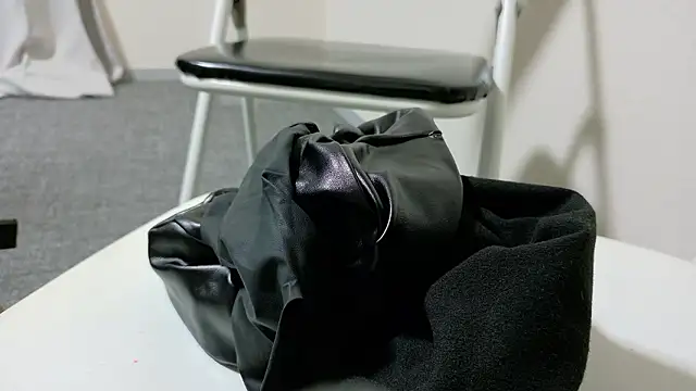 kyuleather online show from April 17, 2026, 8:06 am