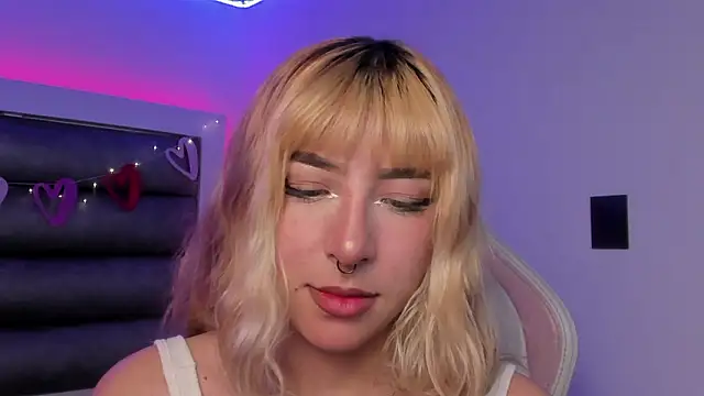 Snapshot of adhalee_js chatting on February 18, 2026, 8:27 pm adhalee js online show from February 18, 2026, 8:27 pm