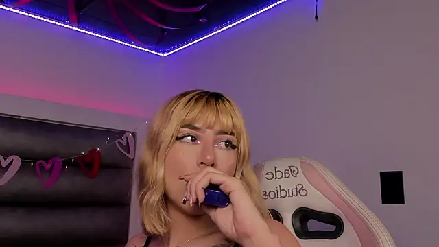 Snapshot of adhalee_js chatting on February 19, 2026, 8:05 pm adhalee js online show from February 19, 2026, 8:05 pm