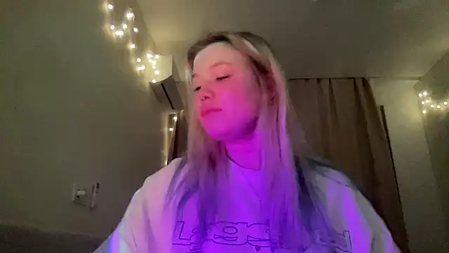 Lulu Di online show from March 18, 2026, 10:02 pm