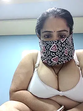 diyam4002 online show from February 10, 2026, 9:24 am