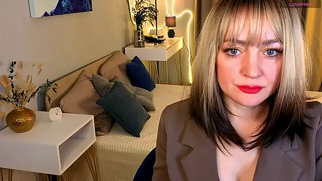 Snapshot of Oliiviaa_ chatting on February 24, 2026, 8:12 am Oliiviaa online show from February 24, 2026, 8:12 am