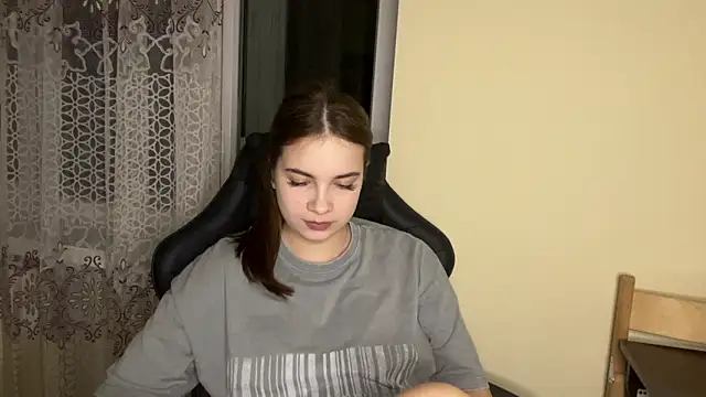 Snapshot of SoftIris_ chatting on February 9, 2026, 5:28 pm SoftIris online show from February 9, 2026, 5:28 pm