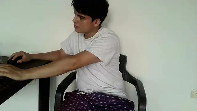 Snapshot of luisk200 chatting on February 3, 2026, 12:43 pm luisk200 online show from February 3, 2026, 12:43 pm