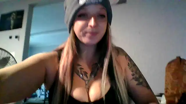 Snapshot of Gypsymomma17 chatting on June 10, 2026, 8:30 pm Gypsymomma17 online show from June 10, 2026, 8:30 pm