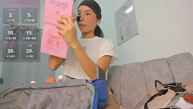 Snapshot of velvetluna_ chatting on May 8, 2026, 1:05 pm velvetluna online show from May 8, 2026, 1:05 pm