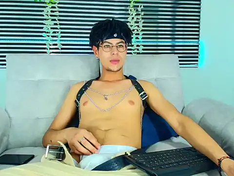 ThiiagoSaeenz online show from April 1, 2026, 4:35 am