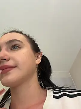 MiaTee online show from March 20, 2026, 3:44 am