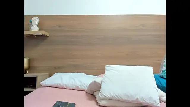 luz-miiaa online show from February 13, 2026, 12:01 pm