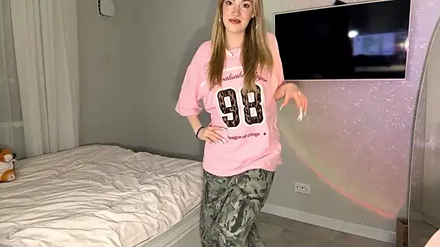 Snapshot of Between_Eeys chatting on February 1, 2026, 3:10 pm Between Eeys online show from February 1, 2026, 3:10 pm